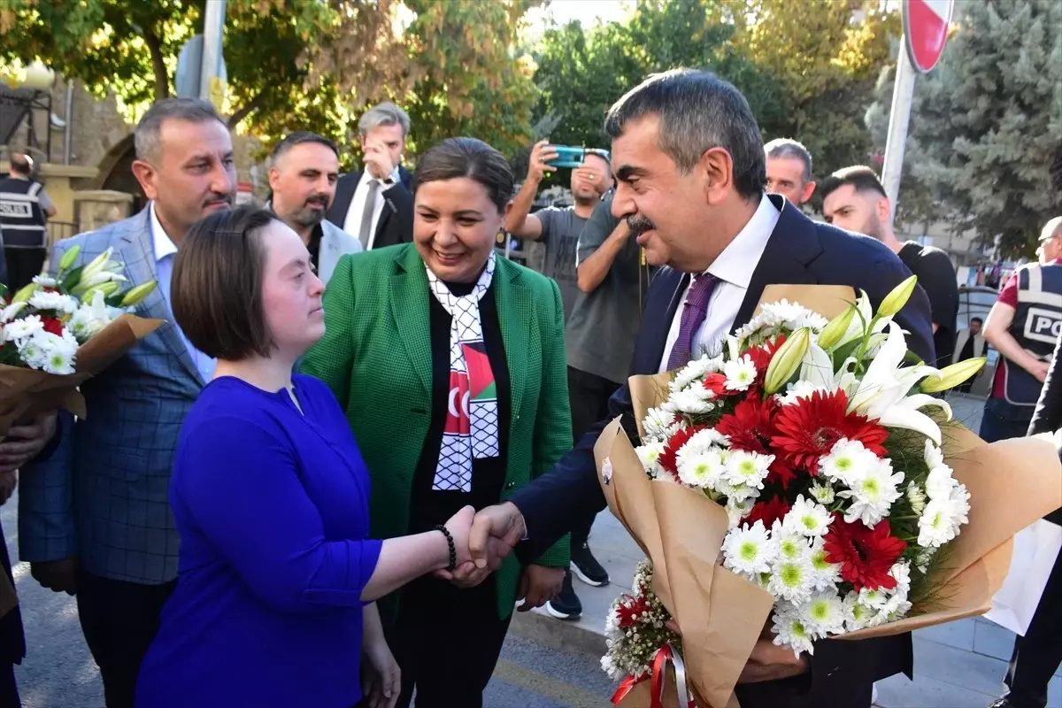 Bakan Tekin, Neşet Ertaş’ın Kabrini Ziyaret Etti