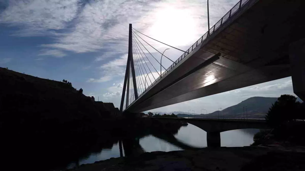 Kömürhan Köprüsü, IRF Küresel Yol Başarı Ödülleri’nde En İyi Proje Seçildi