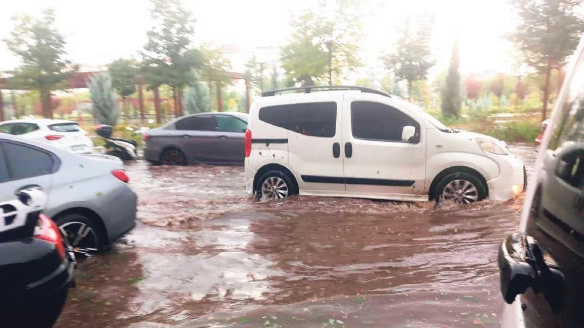 Sağanak ve fırtına Diyarbakır’ı vurdu