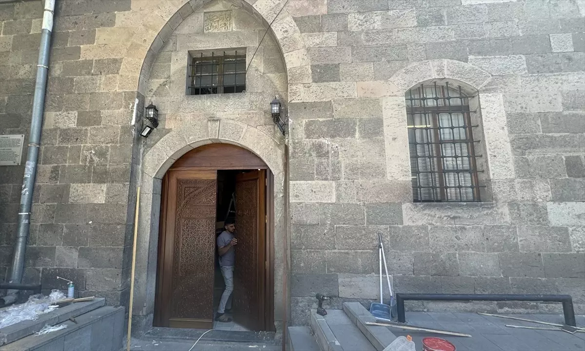 Tarihi Cami Kebir’in Kapıları Yenilendi