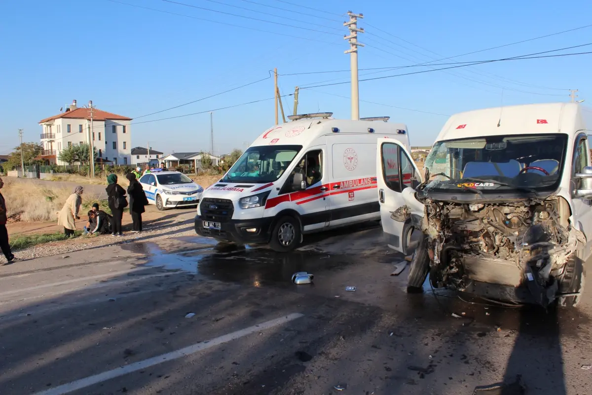 Aksaray’da öğrenci servisi ile TIR çarpıştı 10 öğrenci yaralandı