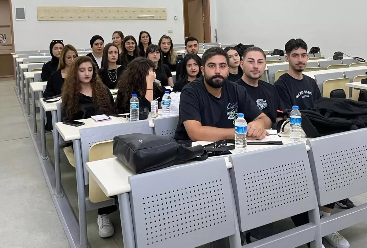 Öğrencilerden Siyah Giysiyle Protesto