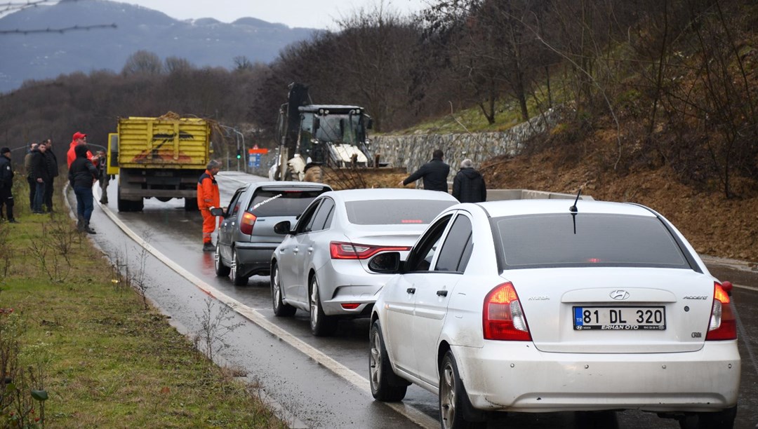 Düzce-Gölyaka Yolu’nda heyelan: Ulaşımda aksama yaşanıyor